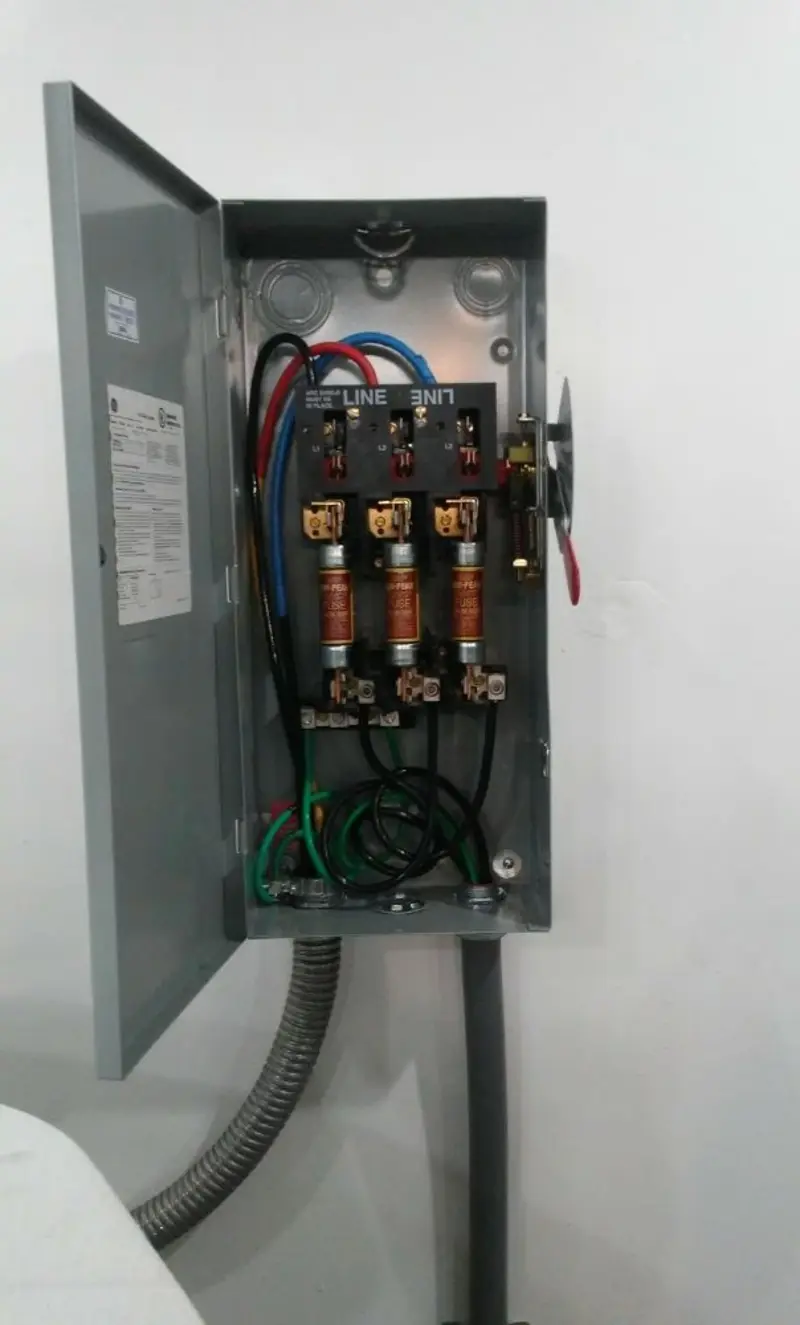 Three-phase disconnect switch installed for Electrical Wiring & Rewiring in Sorgho